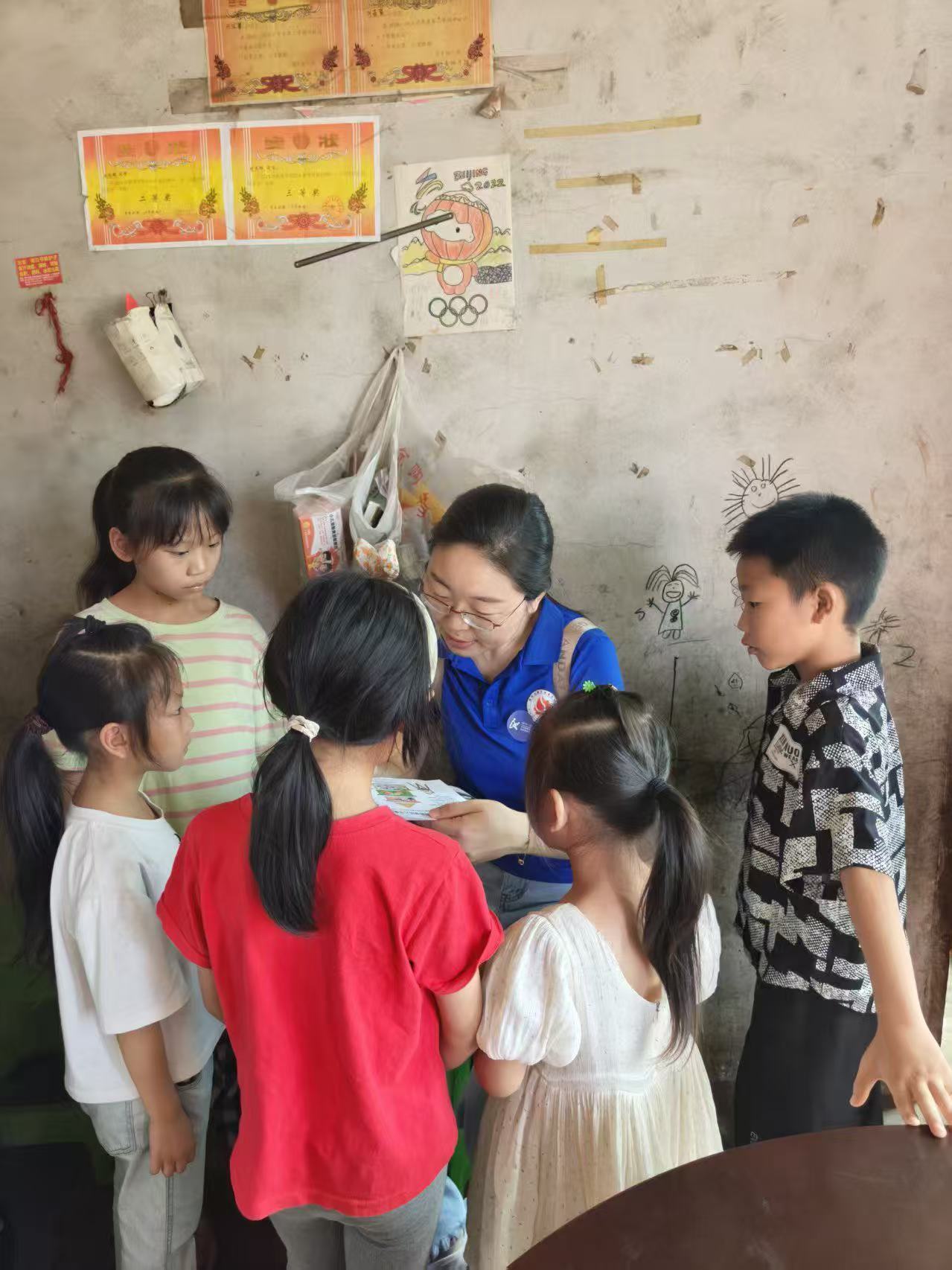 图六 罗小琴教授与儿童交流.jpg 图六 罗小琴教授与儿童交流.jpg