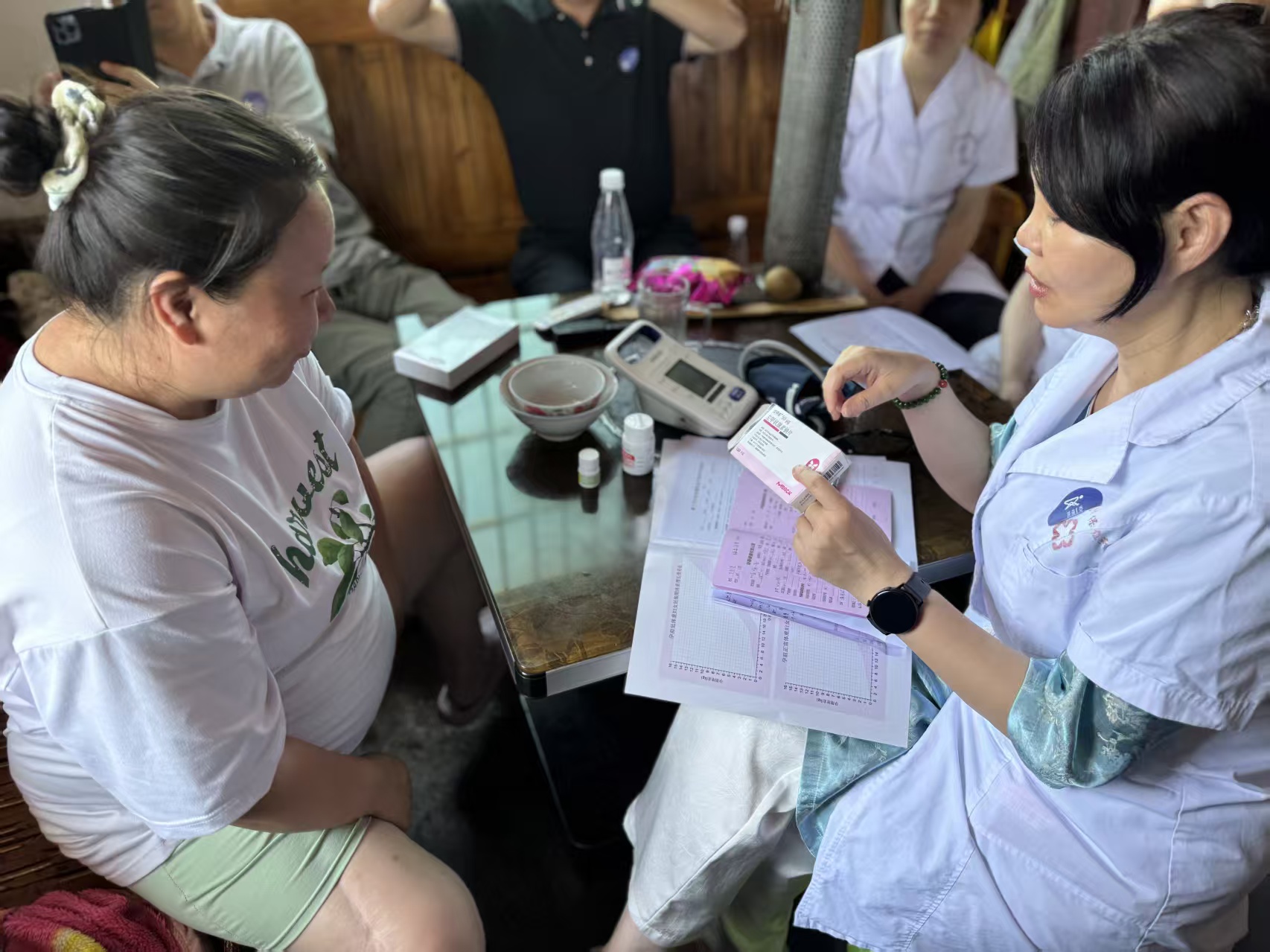 图四 分会常委、南京市妇幼保健院营养科戴永梅主任医师指导孕妇膳食.jpg 图四 分会常委、南京市妇幼保健院营养科戴永梅主任医师指导孕妇膳食.jpg