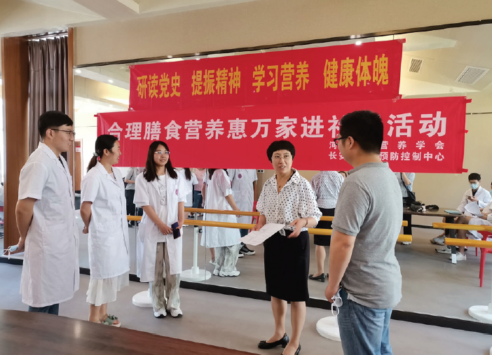 河北省营养学会马玉霞理事长给社 区医生和学生讲解营养知识